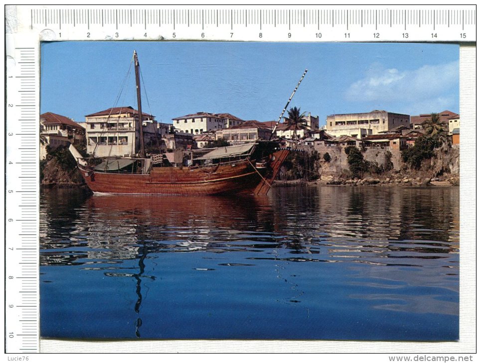 KENYA   -  A Dhow By The Old Harbour Of  MOMBASA  In The Back Ground Is The Old Town, Of MOMBASA - Kenya