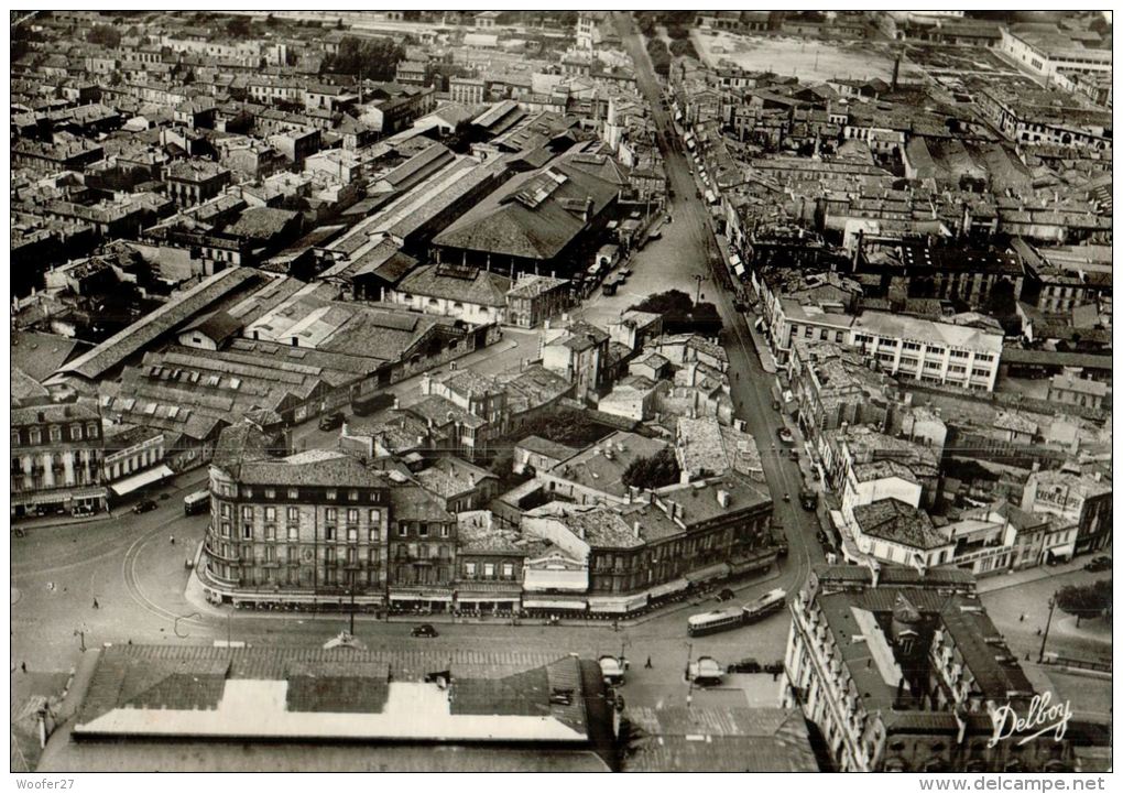 CPSM   BORDEAUX   Un Coin De  La Ville  Avec Le Quartier De La Gare Saint Jean Et Ses Environs  Vu Du Ciel - Bordeaux