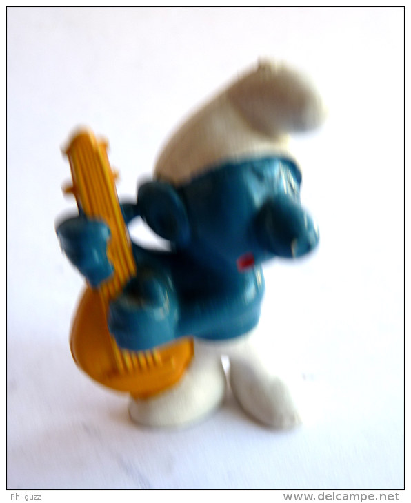 Figurine SCHTROUMPF PLAGIAT A LA MANDOLINE JAUNE FONCEE SMURF PITUFO SCHLUMPH - Schtroumpfs (Los Pitufos)