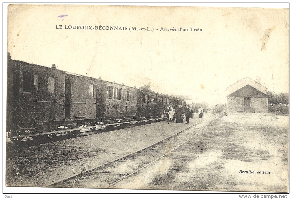 49  LE  LOUROUX BECONNAIS   ARRIVEE  D  UN  TRAIN - Le Louroux Beconnais