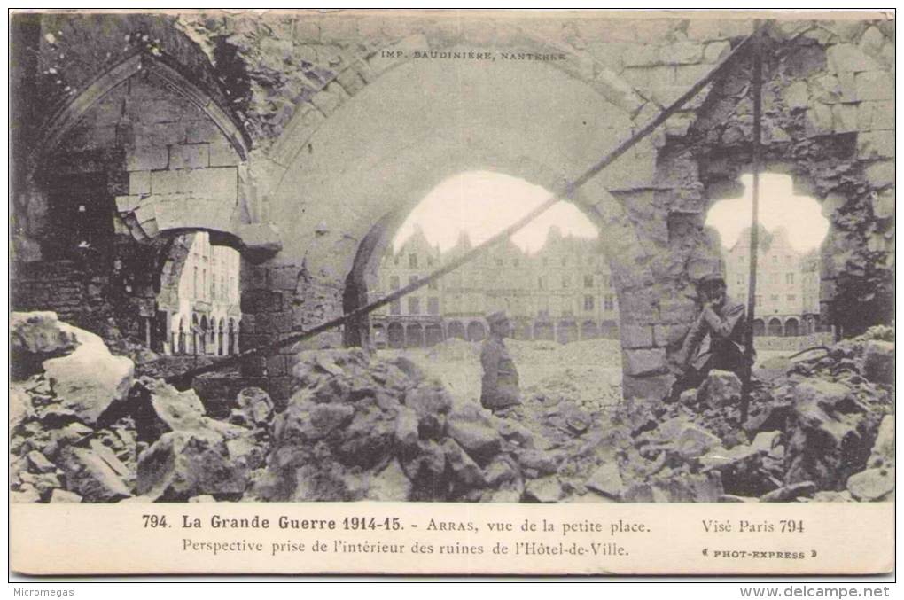 La Grande Guerre 1914-15 - ARRAS - Vue De La Petite Place - Perspective Prise Des Ruines De L'Hôtel De Ville - Arras