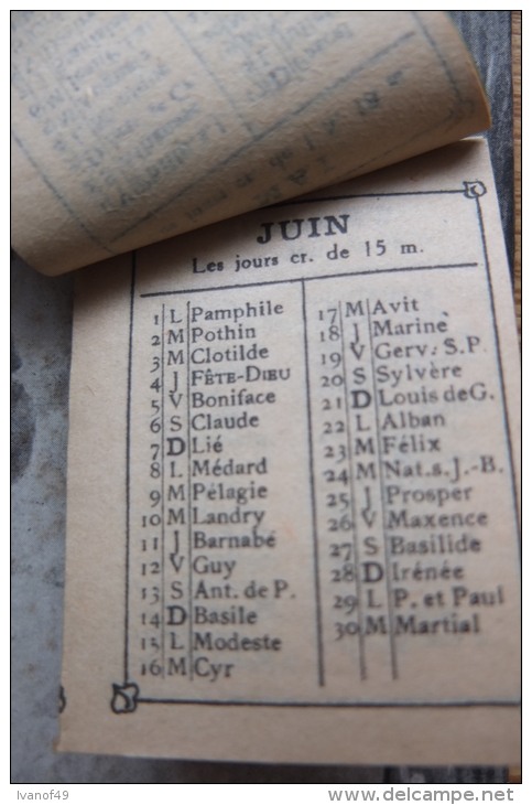 CALENDRIER Ancien - 1931 - Gaufré, Découpi Avec éphémédide Agrafé - Jeune Paysanne Avec Son Bébé, Sa Vache Et Son Veau - Grand Format : 1921-40