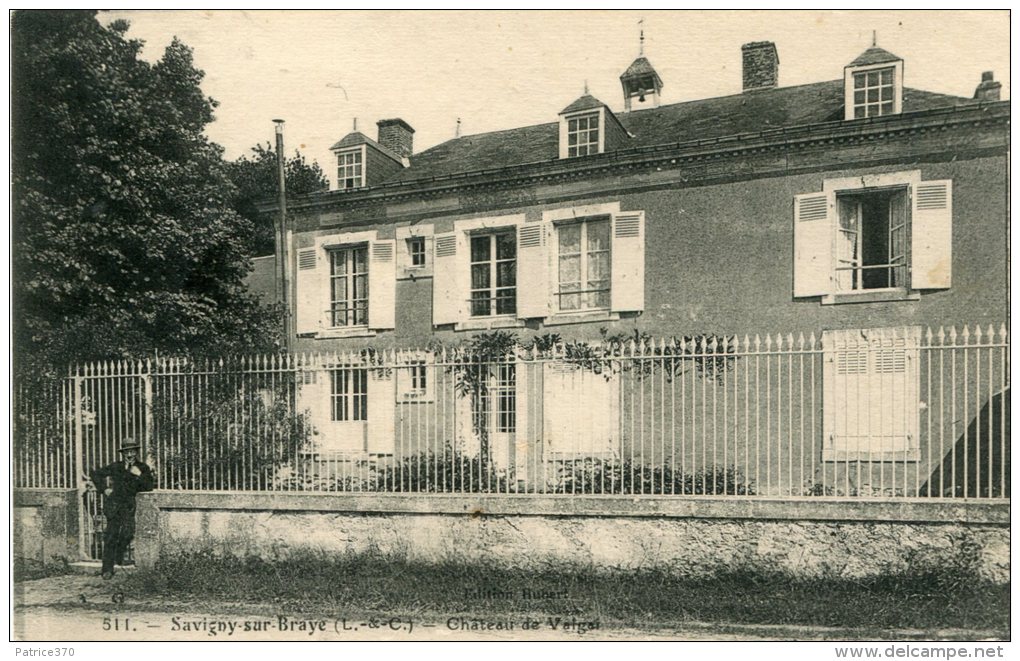 SAVIGNY SUR BRAYE - Château De Valgai Homme Devant La Grille - Autres & Non Classés