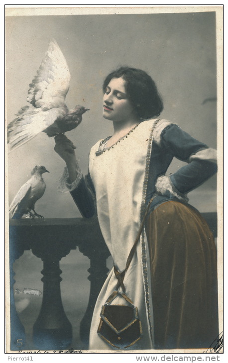 FEMMES - FRAU - LADY -  Jolie Carte Fantaisie Femme Et Pigeon - Frauen