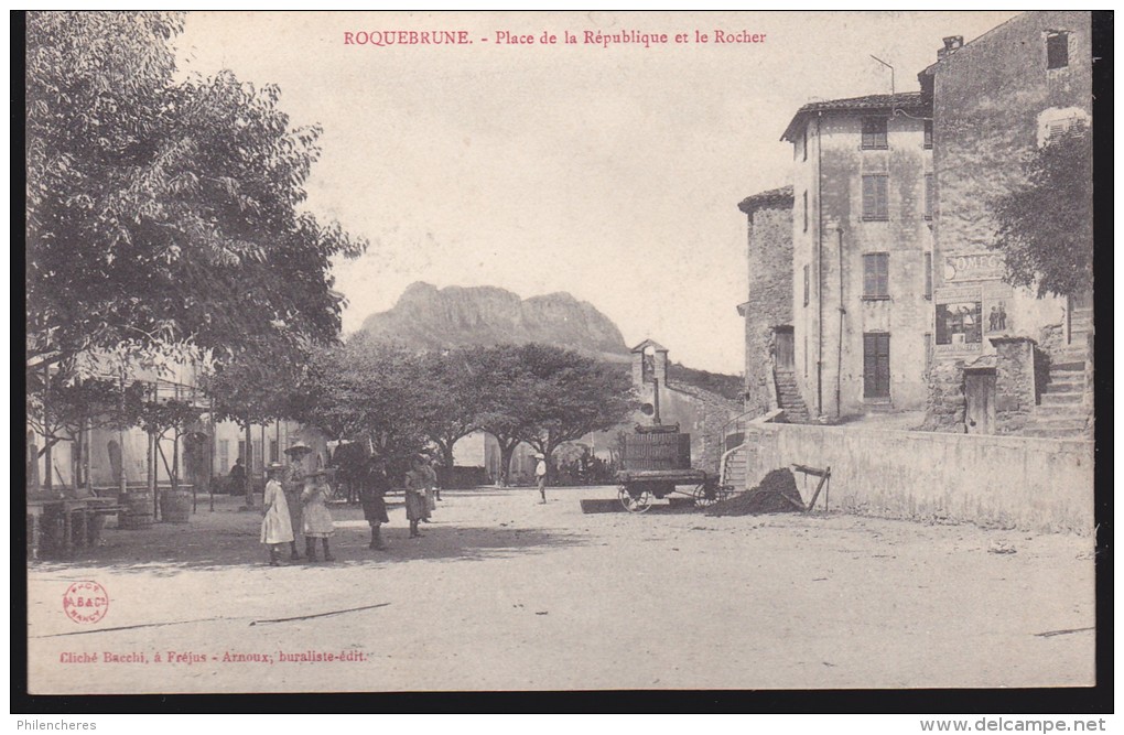 CPA - (83) Roquebrune - Place De La République Et Le Rocher (pressoir) - Roquebrune-sur-Argens