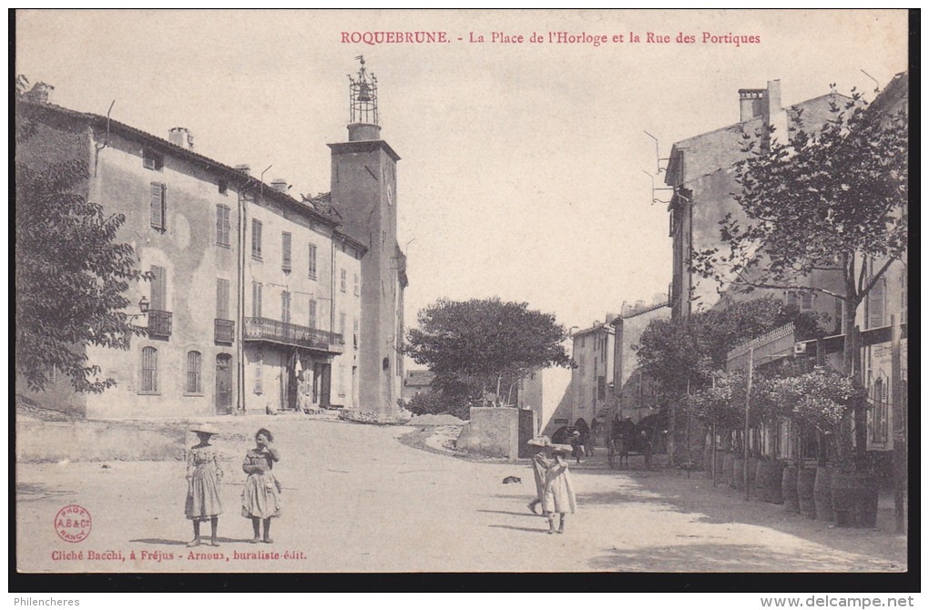 CPA - (83) Roquebrune - La Place De L´horloge Et La Rue Des Portiques - Roquebrune-sur-Argens