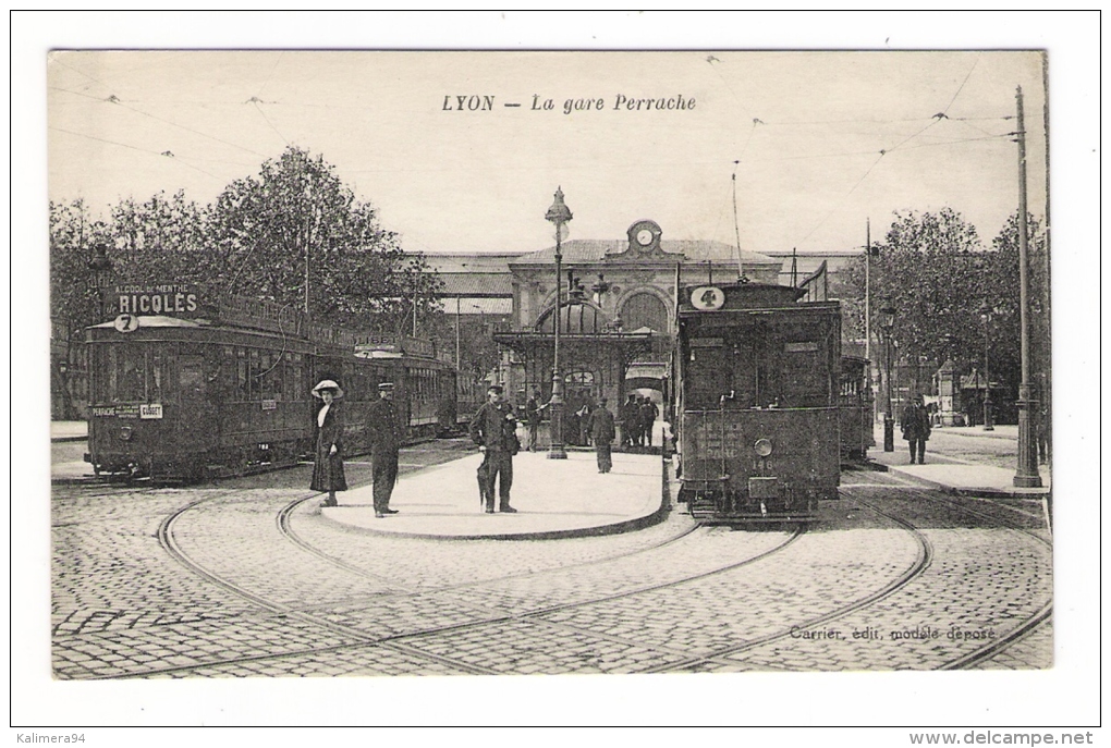 RHÔNE  /  LYON  /  LA  GARE  DE  PERRACHE  ( Tramways, Publicité "ALCOOL  DE  MENTHE  RICQLÈS" ) /  Edit.  CARRIER - Strassenbahnen