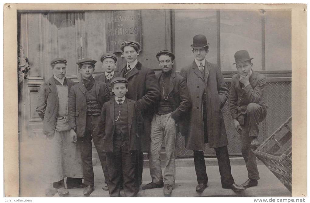 A Identifier   Carte  Photo     Groupe D'hommes Sur L'enseigne On Lit: Manufacture De Chemises (non Voyagée) - Te Identificeren