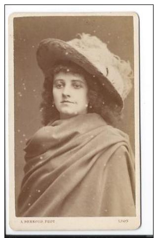 Photographie CDV D´ Alphonse Bernoud Portrait En Buste D´une Femme Au Chapeau à Plumes - Antiche (ante 1900)