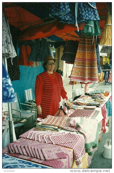 BEAUCAIRE   - 92  LES PETITS METIERS DE BEAUCAIRE  LA MARCHANDE DE TISSUS PROVENCAUX PHOTO J. LARDIE 1991 - Beaucaire