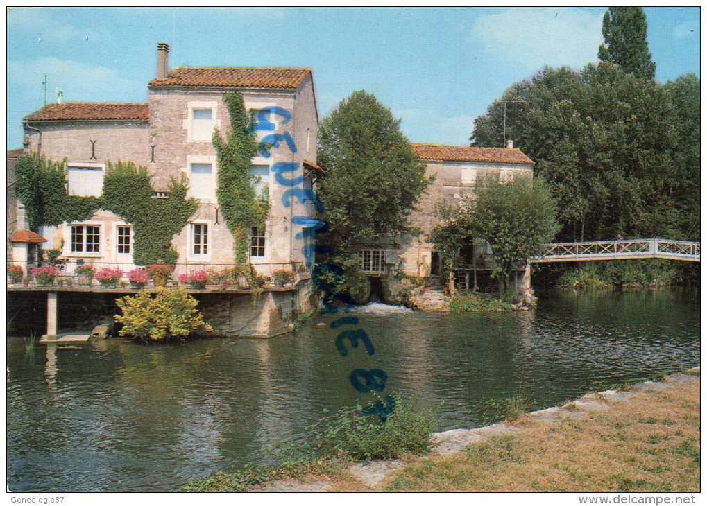 16 - JARNAC - LE PONT DU PARC  AU FOND LA PLAGE ET LE PLAN D' EAU - Jarnac