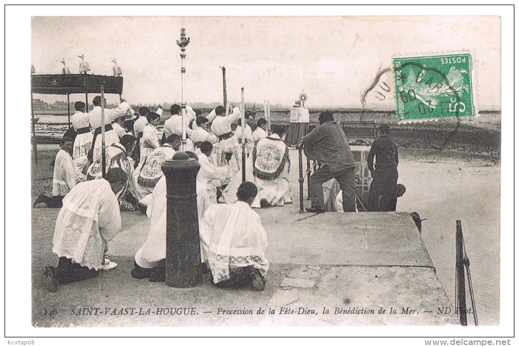 SAINT - VAAST - LA - HOUGUE . Processionde La Fête - Dieu , La Bénédiction De La Mer . - Saint Vaast La Hougue