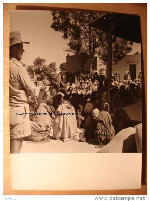 PHOTO GRAND FORMAT 18X24 - TUNISIE 22 MAI 1955 - OPERATION FRUCTIDOR DISTRIBUTION CEREALES ARMEE Tirage D'époque FERRARI - Famous People