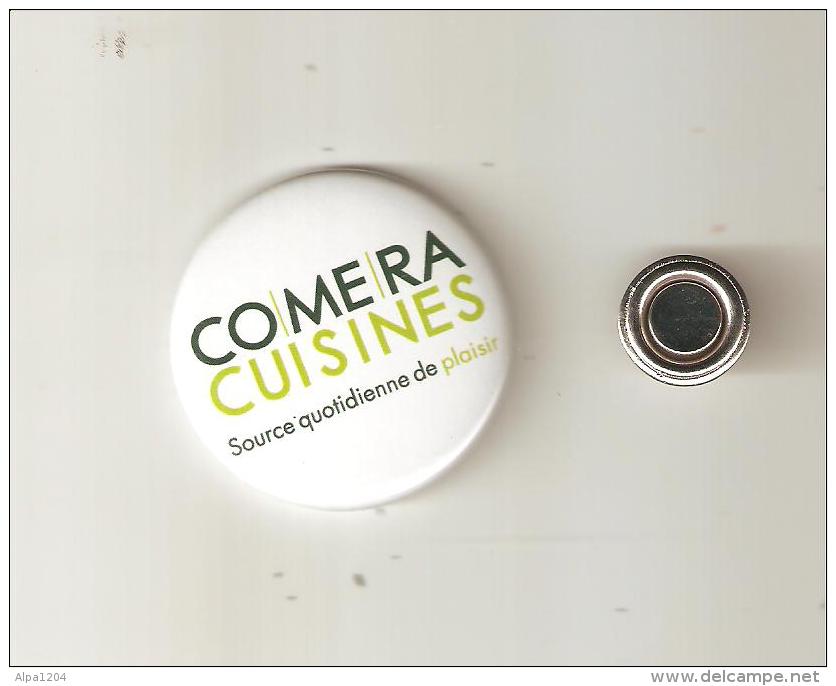 BADGE PUBLICITAIRE "COMERA"  En Métal  AIMANTE NEUF - Autres & Non Classés