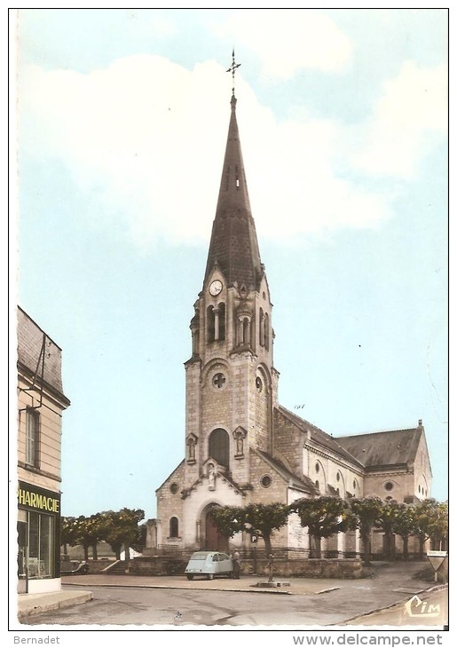 LES TROIS MOUTIERS  .... L EGLISE .... 2CV CITROEN - Les Trois Moutiers