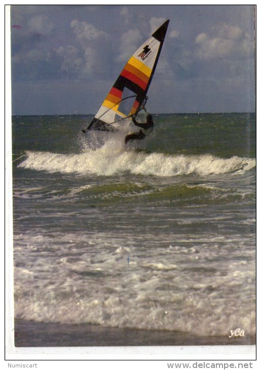 Sport..Planche à Voile..par Gros Temps..tempête..Windsurfing - Autres & Non Classés