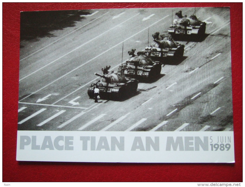 CHINE - PLACE TIAN AN MEN - 1989 - CHARS SUR LA PLACE - - China