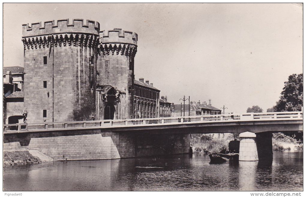Cp , 55 , VERDUN , La Porte Chaussée Et La Meuse - Verdun