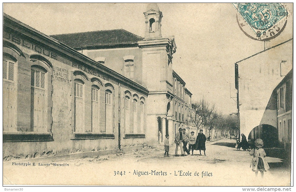 CPA 30 AIGUES MORTES L' ECOLE DE FILLES ANIMEE - Aigues-Mortes