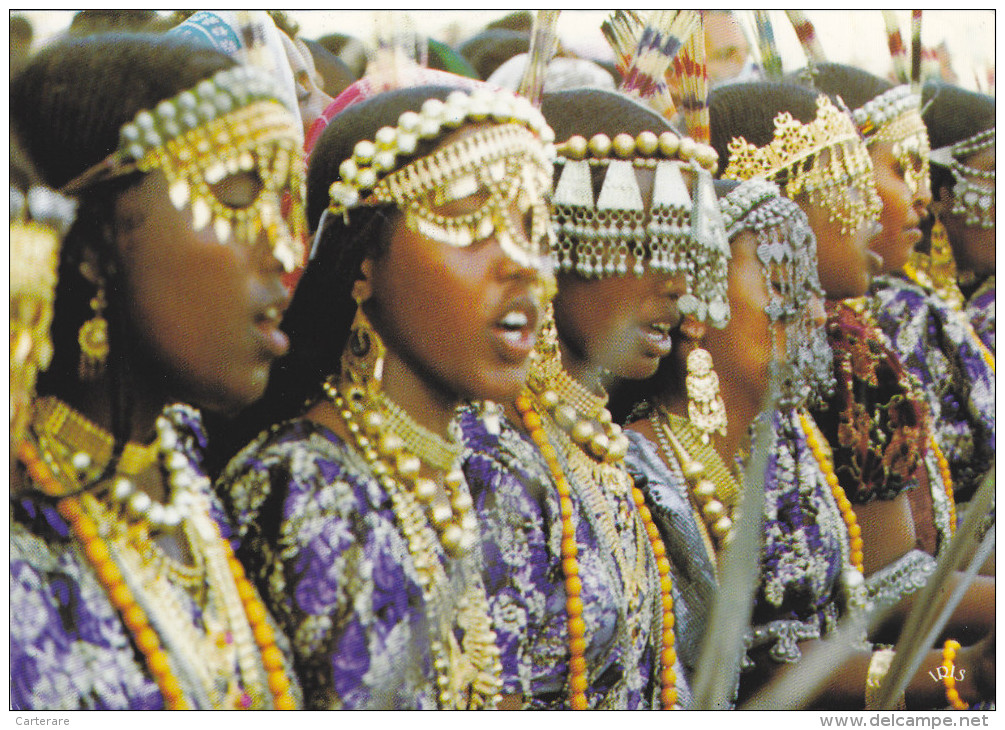 DJIBOUTI,afrique De L´est,prés De La Somalie,l´éthiopie,DANSE DES POIGNARD,danseuse,artiste ,voilée,colliers D´or - Dschibuti
