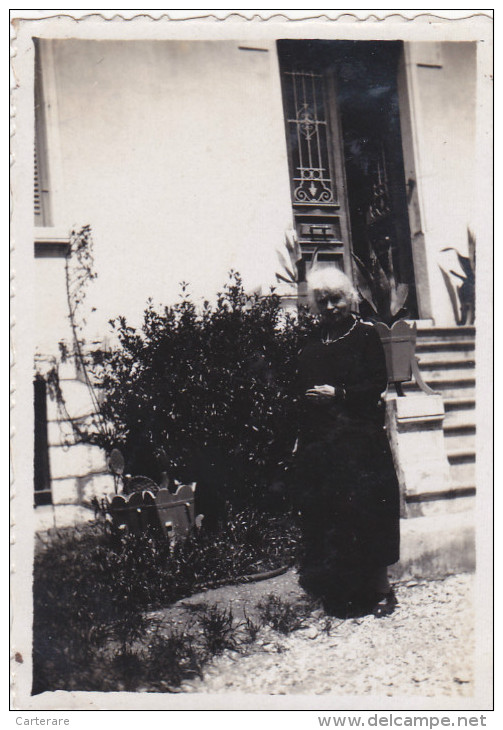 MARSEILLE EN 1947,BOUCHES DU RHONE,13,HABITANTE DE L´EPOQUE,PHOTO ANCIENNE,ROBE NOIRE,riche - Places