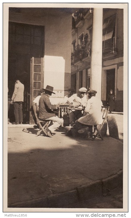 Grande Foto Original Enero 1924 SEVILLA (Séville) - Trabajadores Que Comen Cerca De La Catedral (A54) - Sevilla