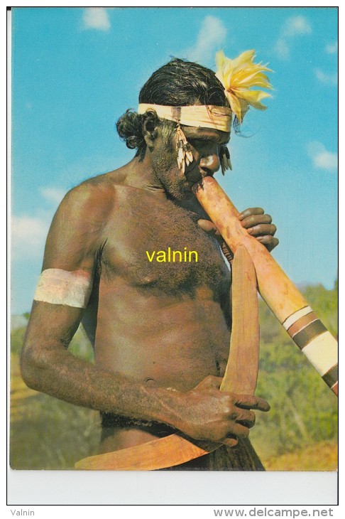 Australian Aborigine Playing The Diderdoo And Holding His Boomerang - Aborigènes