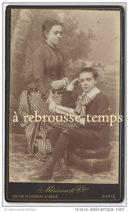 CDV Vers 1880- Très Belle Mise En Scène Mère-fils-mode-éducation-photo Mérieux Des Bouffes Du Nord Paris-Bel état - Anciennes (Av. 1900)