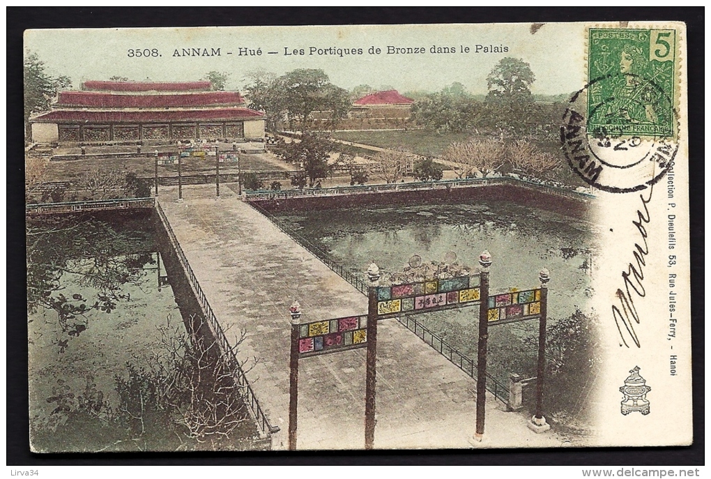 CPA ANCIENNE-INDOCHINE- ANNAM- HUÉ- LES PORTIQUES DE BRONZE DANS LE PALAIS- BASSINS-  GROS PLAN COULEUR- 2 SCANS - Vietnam