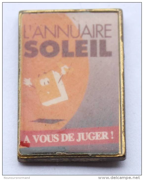 Pin's L'ANNUAIRE SOLEIL - A Vous De Jouer - Annuaire Et Soleil - D153 - France Telecom