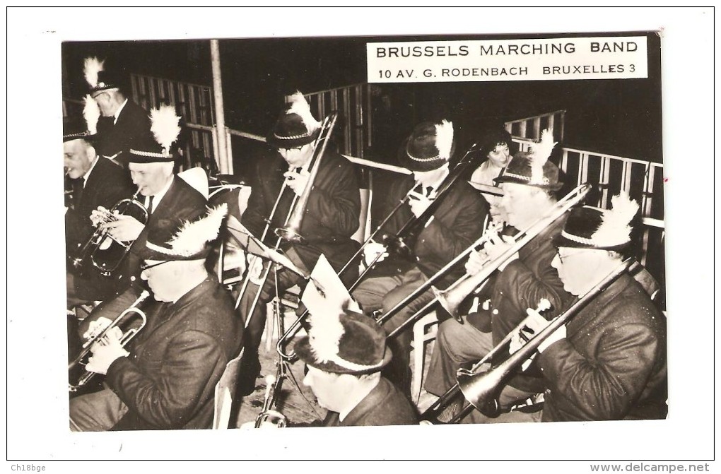 Carte Photo ( ? ) :Bruxelles : Brussels Marching Band 10 Av G. Rodenbach Bruxelles Musiciens En Tenues -Carnaval De 1965 - Fêtes, événements