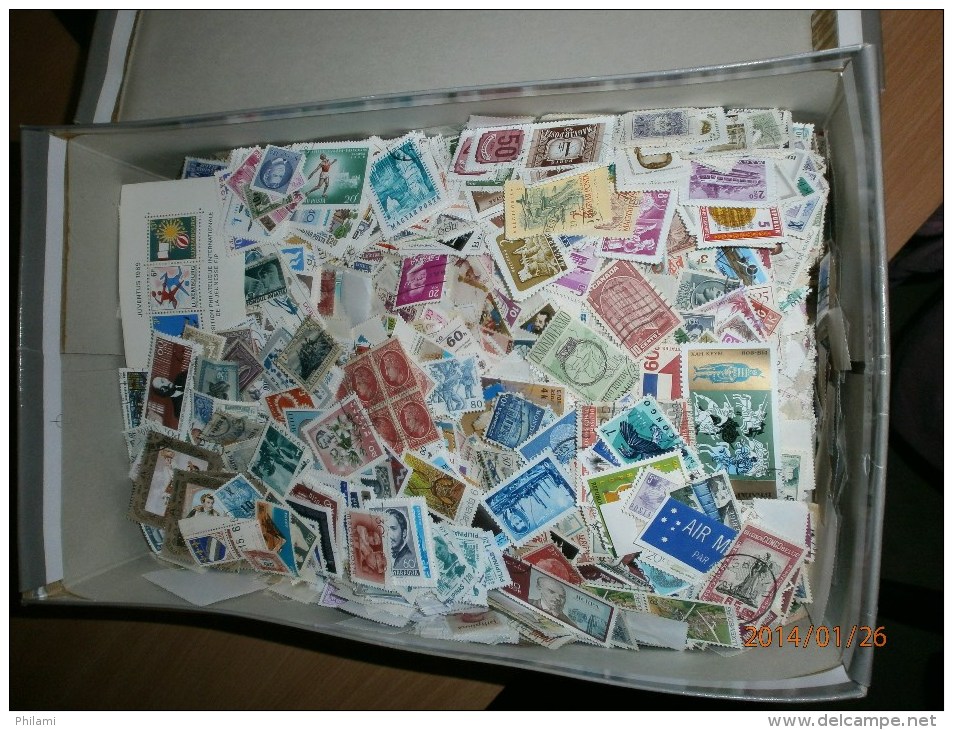 BOITE A TRESOR, DES MILLIERS DE TIMBRES OBL SANS PAPIER DE PARTOUT. - Vrac (min 1000 Timbres)