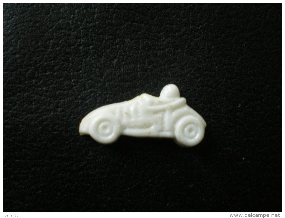 Fève Ancienne En Plastique - VOITURE DE COURSE (épaisseur 0,4 Mm) - Olds