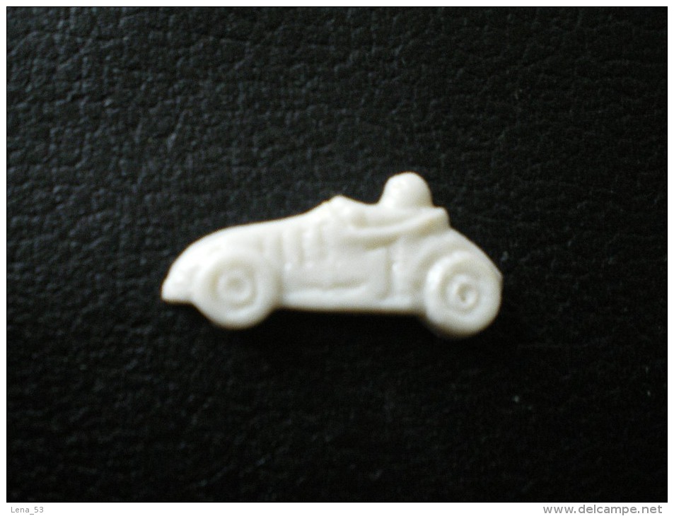 Fève Ancienne En Plastique - VOITURE DE COURSE (épaisseur 0,3 Mm) - Olds