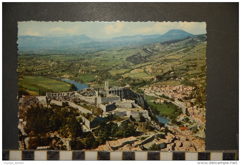 CP, 04, Sisteron La Citadelle Et La Vallée De La Durance N°4195 Edition J Cellard - Sisteron