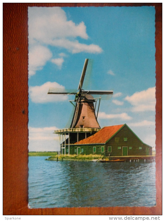 Hollandse Molen. Achtkantige Verfmolen " De Duinjager " Zaandam - Zaandam