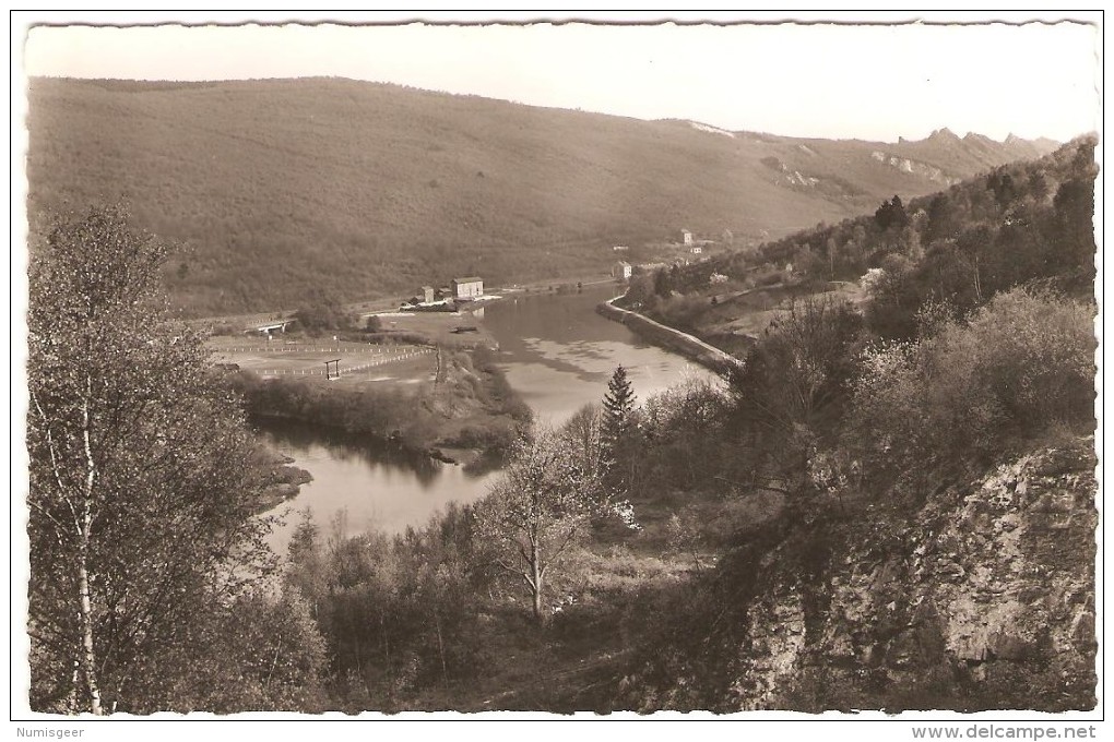 MONTHERMÉ    ---   Confluent De La Meuse Et De La Semoy - Au Fond Les 4 Fils Aymon - Montherme