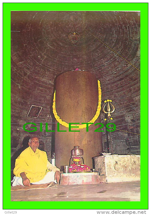 NEW DELHI, INDIA - MATANGESHWARA TEMPLE IS LARGLY COVERED BY AN EMORMOUS POLISHED LINGA - INDICA CARDS - Inde