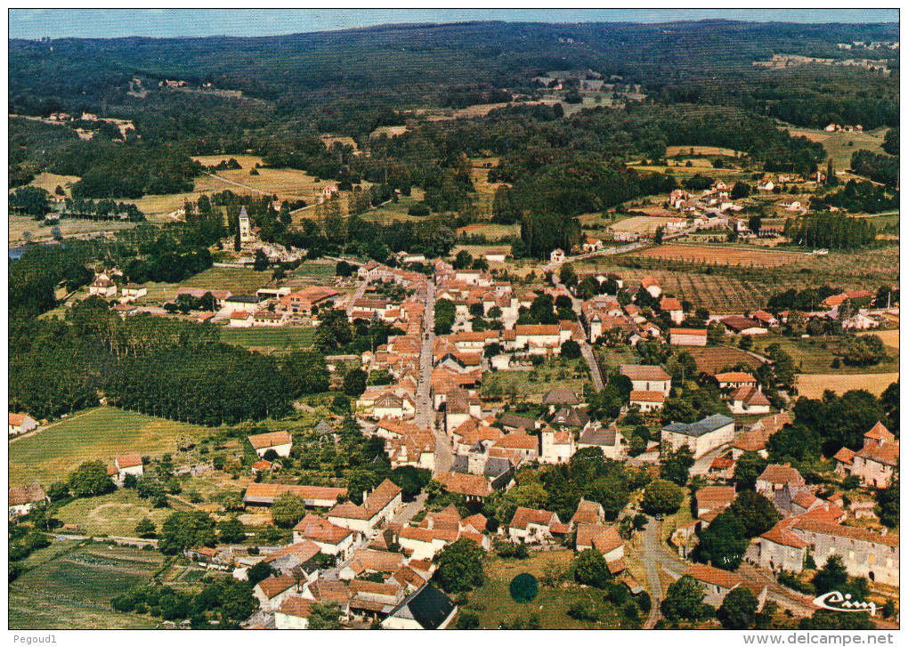 CARTE POSTALE MODERNE.  LOT. CAZALS  . VUE AERIENNE. 1970. - Cazals