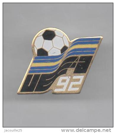 PINS PIN'S FOOT FOOTBALL EURO 92 SUEDE DRAPEAU SUEDE METAL - Football