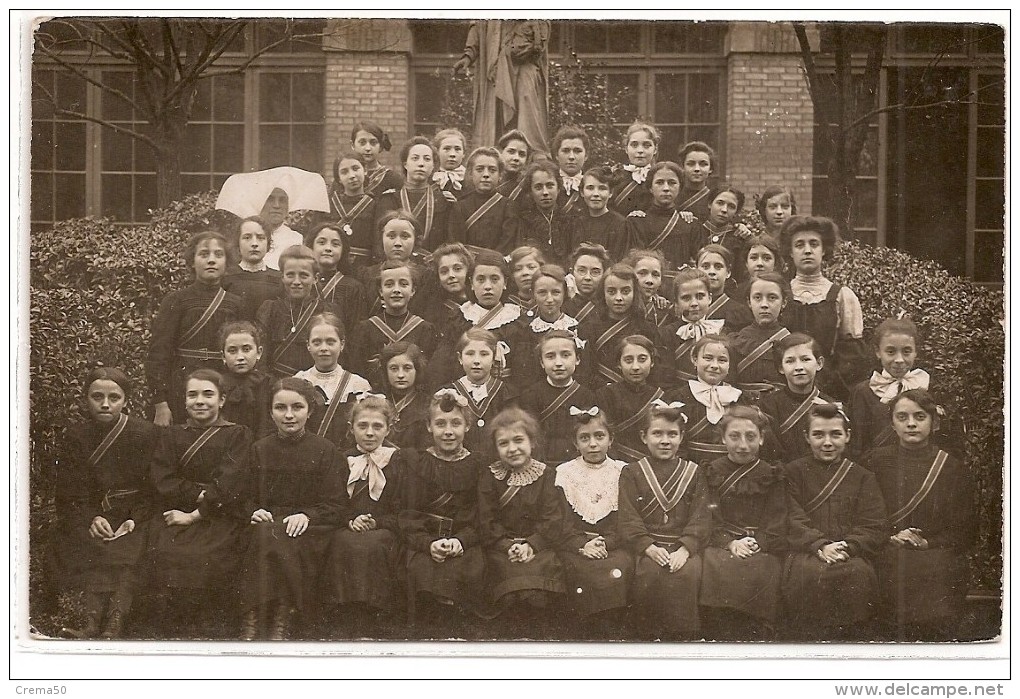 Photo Carte - Classe De 1912 D'une Institution Des Petites Soeurs Des Pauvres - Lieu à Déterminer - Ecoles