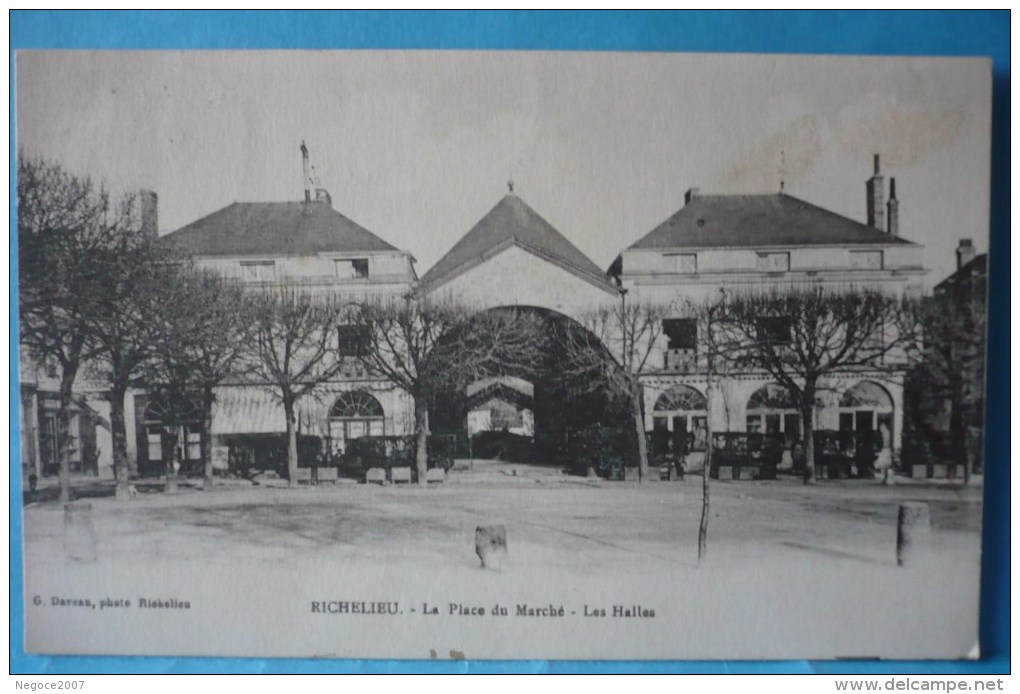 Richelieu : La Place Du Marché  Les Halles Dans Les Années 1900 - Markthallen