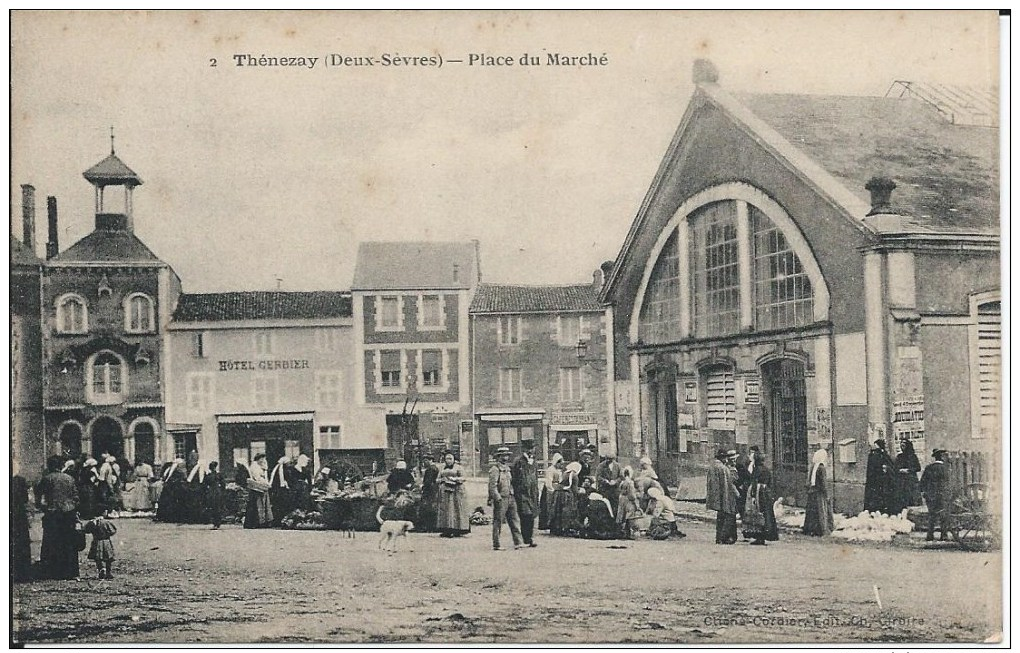 THENEZAY (79 - Deux-Sèvres) - Place Du Marché (Animée, Personnes, Commerces, Hôtel GERBIER, Rue ...) - Thenezay