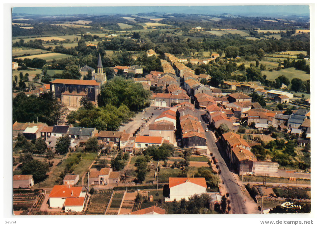 MONTREDON-LABESSONNIE.-  Vue Générale Aérienne.  La Route D'Albi.  CPM - Montredon Labessonie