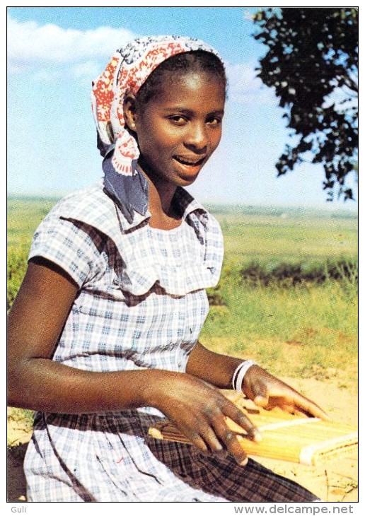 Afrique MOZAMBIQUE (a) (sourire Jeune Fille Robe) Ed:Société Des Missions Evangéliques Phot F.Perret La Chaux De Fonds - Mozambico