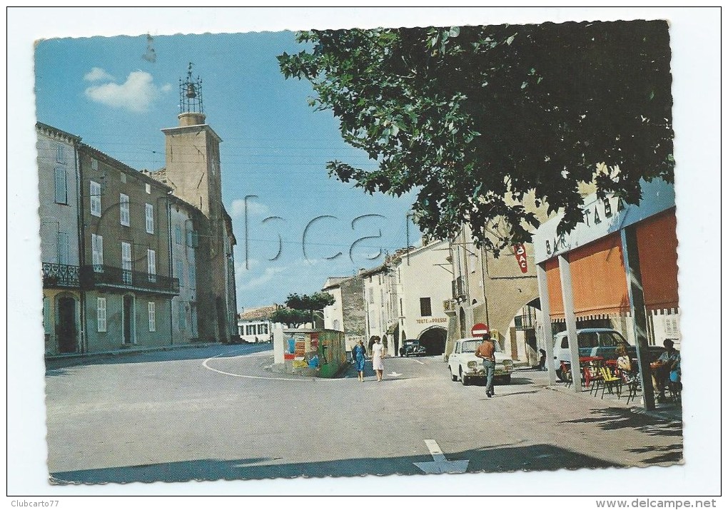 Roquebrune-sur-Argens (83) : Le Café Bar Tabac Place Du Village   En 1970 (animé) GF. - Roquebrune-sur-Argens