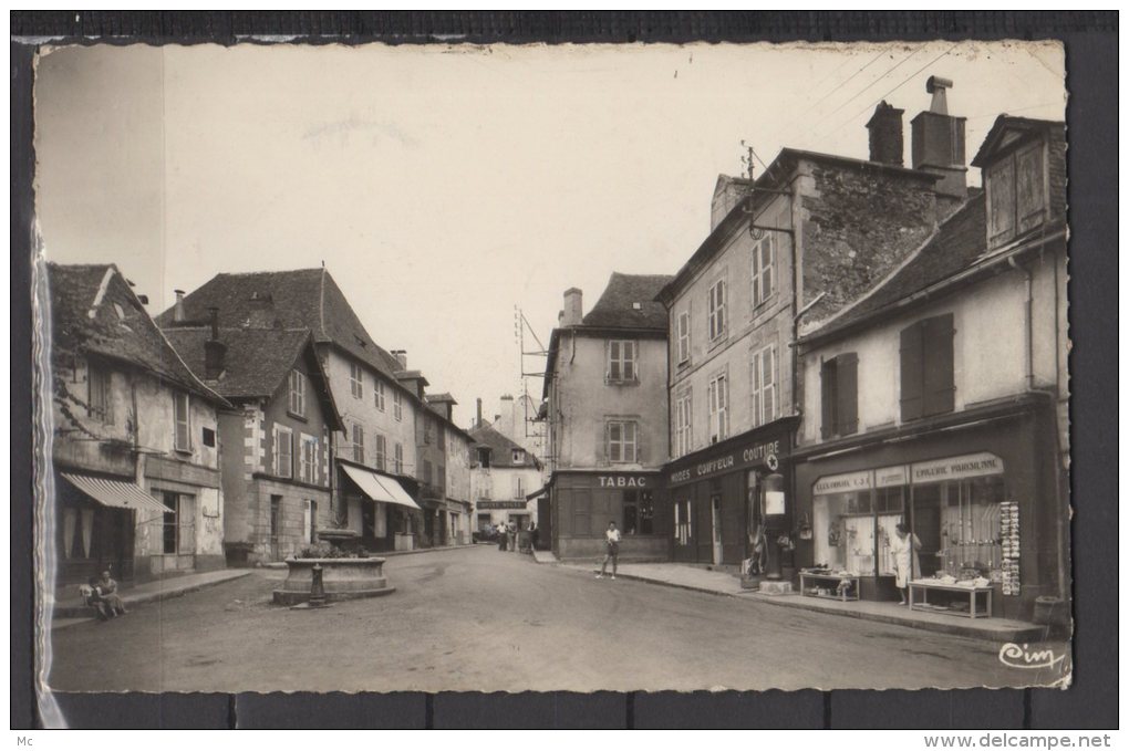 19 - Juillac - Place Centrale - Corrèze - Carte Photo, Tabac, Coiffeur, Epicerie Parisienne - Juillac