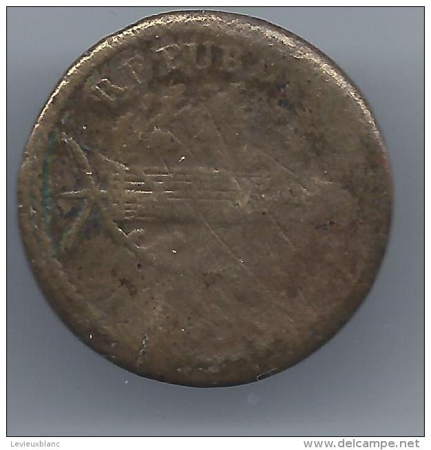1    Bouton /Infanterie / République Française/Faisceau De Licteur Et Bonnet Phrygien/  1792-1793       BOUT44 - Buttons