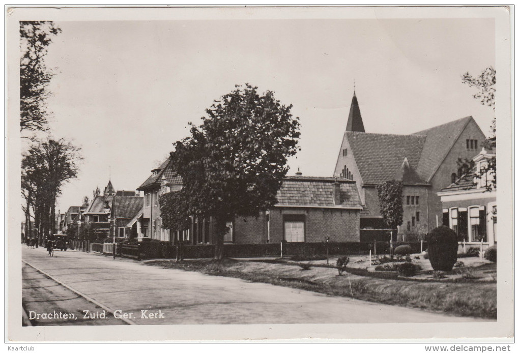 Drachten-Zuid - Ger. Kerk ; Straatscene , Auto, Fiets En Trambaan V.d. Drachtster Tram - 1955 - Holland/Nederland - Drachten