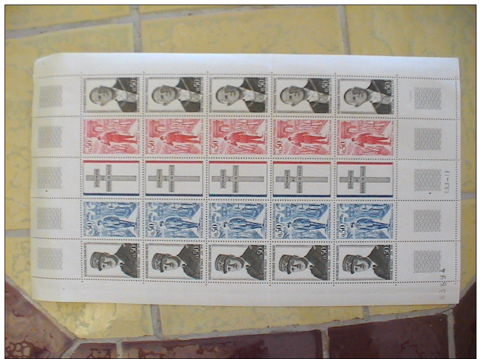 D7 Superbe carton rempli de timbres ** 7 sont oblitérés, cartes postales, timbres en planche ... Voir commentaires